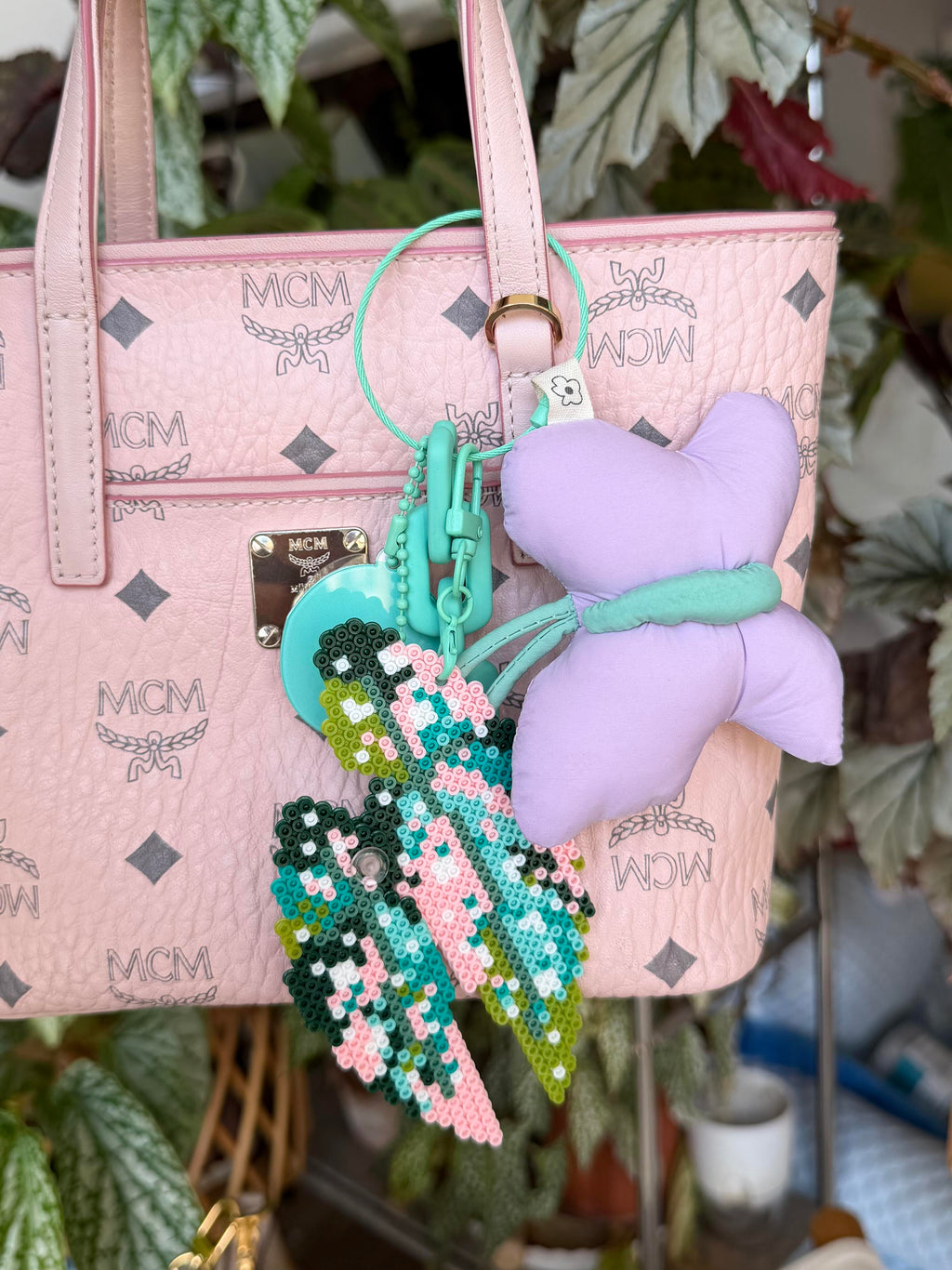 .𖥔 ݁ ˖LoopJelly𓂃.☘︎ ݁˖Pixel Leaves Keychain🌿Pink Variegated Polka Dot Begonia ✨